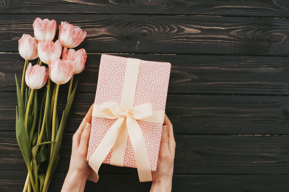 A céges nőnapi ajándék ötletek lehetnek akár apróságok is.